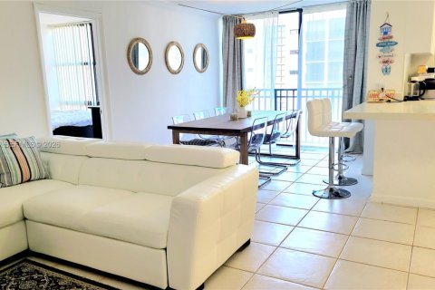 Снять в аренду кондоминиум в Санни-Айлс-Бич, Флорида 2 спальни, 91.79м2, № 2005871 - фото 3