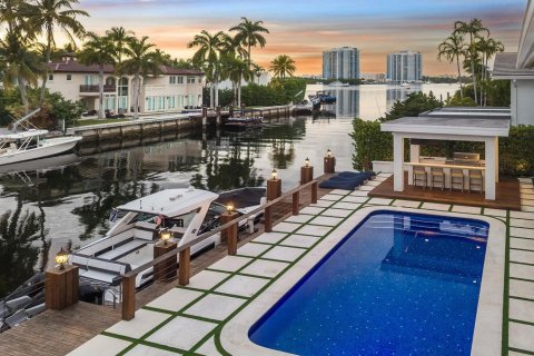 Villa ou maison à North Miami Beach, Floride 5 chambres, 467.02 m2 № 2423565