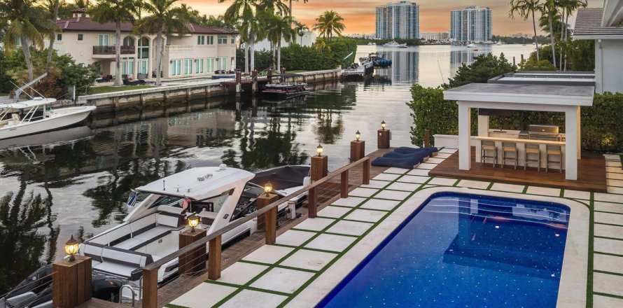 Villa ou maison à North Miami Beach, Floride 5 chambres, 467.02 m2 № 2423565