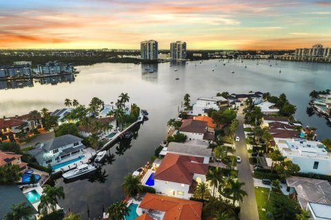Villa ou maison à vendre à North Miami Beach, Floride: 5 chambres, 467.02 m2 № 2423565 - photo 2