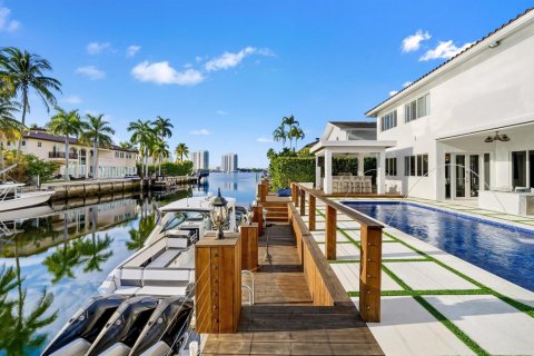 Villa ou maison à vendre à North Miami Beach, Floride: 5 chambres, 467.02 m2 № 2423565 - photo 15