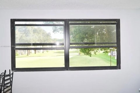 Condo in Pembroke Pines, Florida, 2 bedrooms  № 1865476 - photo 2