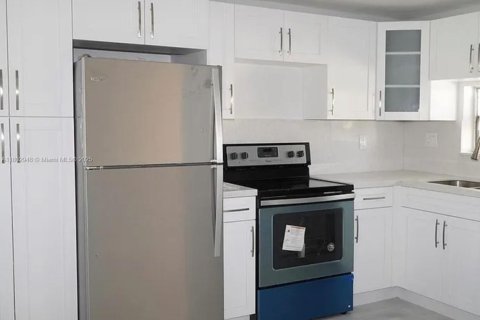 Condo in Pembroke Pines, Florida, 2 bedrooms  № 1865476 - photo 8