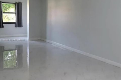 Condo in Pembroke Pines, Florida, 2 bedrooms  № 1865476 - photo 18