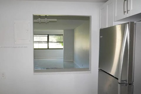 Condo in Pembroke Pines, Florida, 2 bedrooms  № 1865476 - photo 16