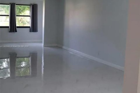 Condo in Pembroke Pines, Florida, 2 bedrooms  № 1865476 - photo 15