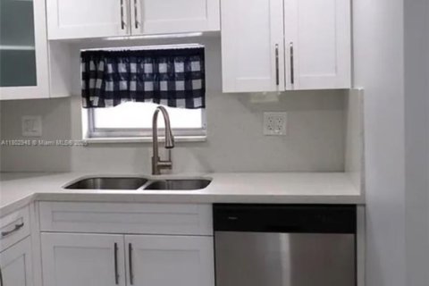 Condo in Pembroke Pines, Florida, 2 bedrooms  № 1865476 - photo 14