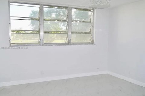 Condo in Pembroke Pines, Florida, 2 bedrooms  № 1865476 - photo 3