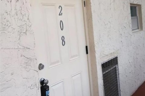 Condo in Pembroke Pines, Florida, 2 bedrooms  № 1865476 - photo 12