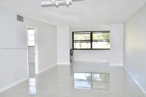 Condo in Pembroke Pines, Florida, 2 bedrooms  № 1865476 - photo 19