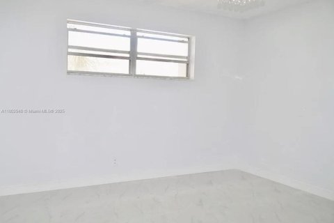 Condo in Pembroke Pines, Florida, 2 bedrooms  № 1865476 - photo 7