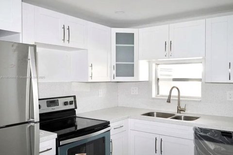 Condo in Pembroke Pines, Florida, 2 bedrooms  № 1865476 - photo 9