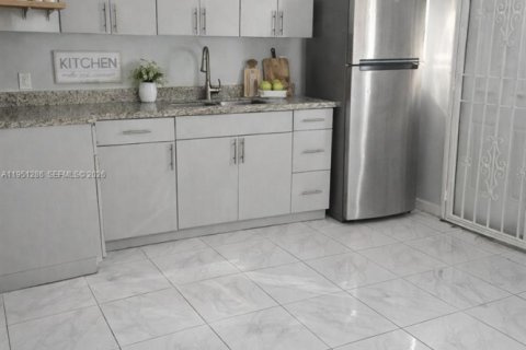 Casa en venta en North Miami, Florida, 3 dormitorios, 103.59 m2 № 2031928 - foto 4