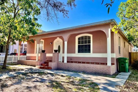 House in Tampa, Florida 3 bedrooms, 175.4 sq.m. № 2147936 - photo 2