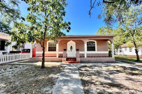 House in Tampa, Florida 3 bedrooms, 175.4 sq.m. № 2147936