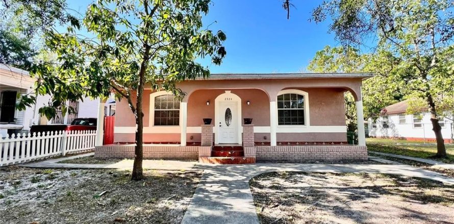 House in Tampa, Florida 3 bedrooms, 175.4 sq.m. № 2147936