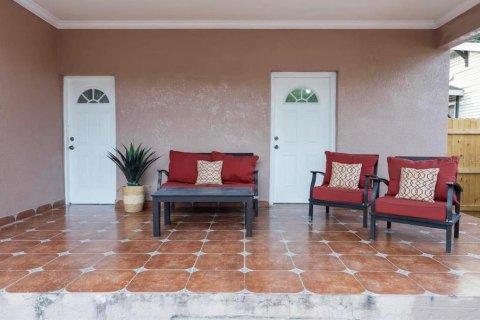 House in Tampa, Florida 3 bedrooms, 175.4 sq.m. № 2147936 - photo 25