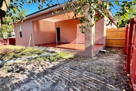 House in Tampa, Florida 3 bedrooms, 175.4 sq.m. № 2147936 - photo 6