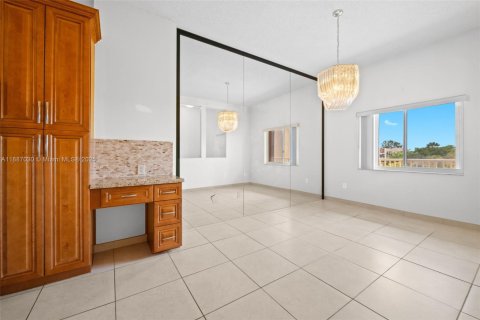 Купить кондоминиум в Тамарак, Флорида 2 спальни, 139.35м2, № 1942569 - фото 4