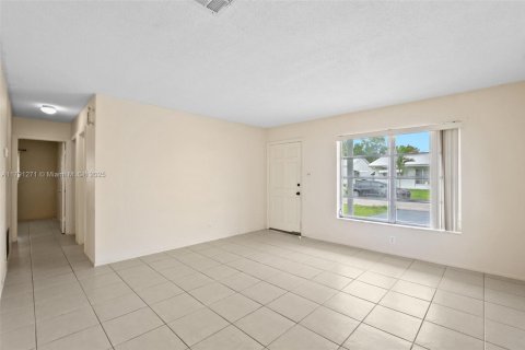 House in Tamarac, Florida 2 bedrooms, 108.14 sq.m. № 1735907 - photo 22