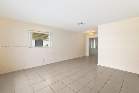 House in Tamarac, Florida 2 bedrooms, 108.14 sq.m. № 1735907 - photo 24