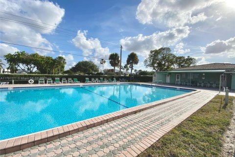 House in Tamarac, Florida 2 bedrooms, 108.14 sq.m. № 1735907 - photo 5
