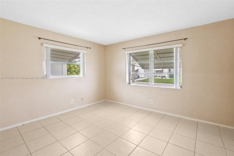 House in Tamarac, Florida 2 bedrooms, 108.14 sq.m. № 1735907 - photo 13