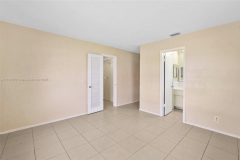 House in Tamarac, Florida 2 bedrooms, 108.14 sq.m. № 1735907 - photo 12