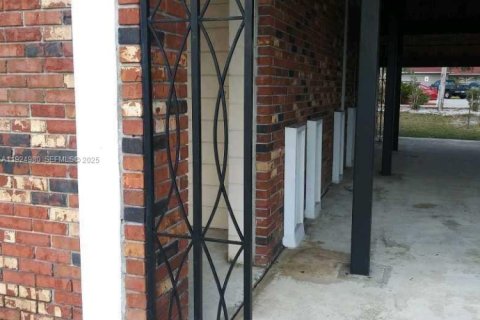 Propiedad comercial en venta en Sebring, Florida № 1983474 - foto 5