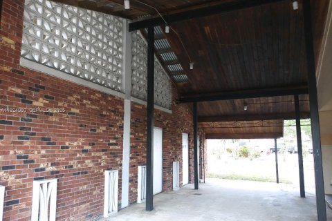 Propiedad comercial en venta en Sebring, Florida № 1983474 - foto 2