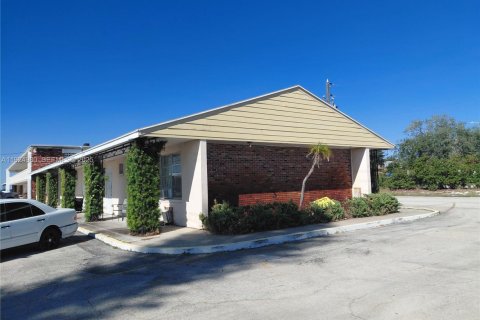 Propiedad comercial en venta en Sebring, Florida № 1983474 - foto 11