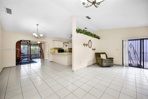 Villa ou maison à vendre à Miami, Floride: 3 chambres, 137.59 m2 № 2008457 - photo 8