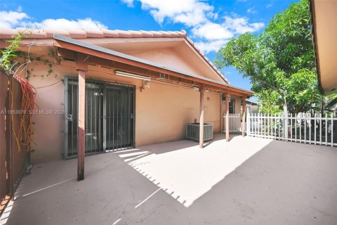 Villa ou maison à vendre à Miami, Floride: 3 chambres, 137.59 m2 № 2008457 - photo 4