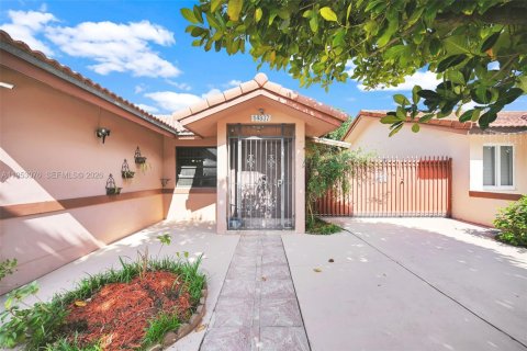 Villa ou maison à vendre à Miami, Floride: 3 chambres, 137.59 m2 № 2008457 - photo 2