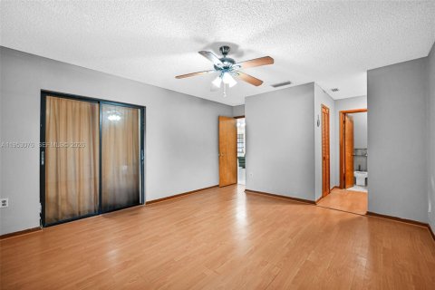 Villa ou maison à vendre à Miami, Floride: 3 chambres, 137.59 m2 № 2008457 - photo 13