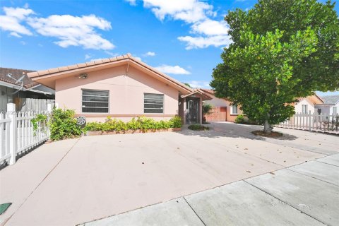 House in Miami, Florida 3 bedrooms, 137.59 sq.m. № 2008457