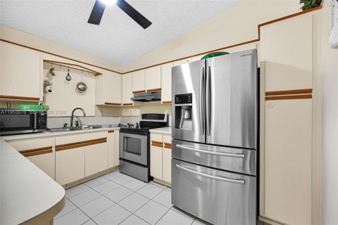 Villa ou maison à vendre à Miami, Floride: 3 chambres, 137.59 m2 № 2008457 - photo 11