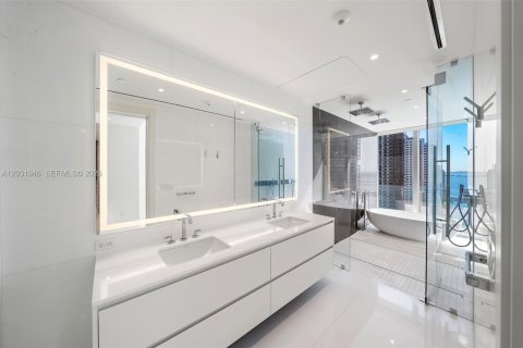 Condominio en venta en Miami, Florida, 4 dormitorios, 328.5 m2 № 2077934 - foto 30
