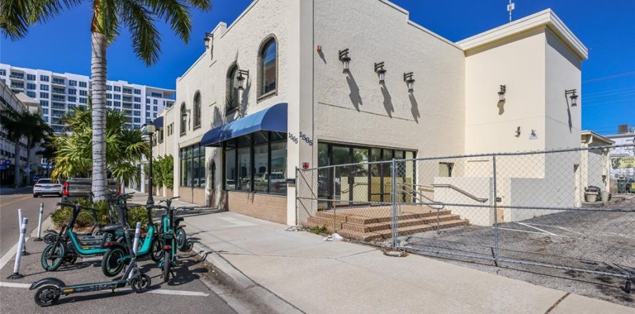 Propiedad comercial en Sarasota, Florida 1172.98 m2 № 2118742