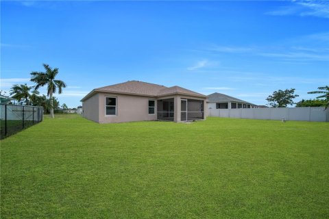 House in Cape Coral, Florida 4 bedrooms, 170.66 sq.m. № 2314111 - photo 3