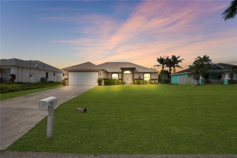 House in Cape Coral, Florida 4 bedrooms, 170.66 sq.m. № 2314111 - photo 14