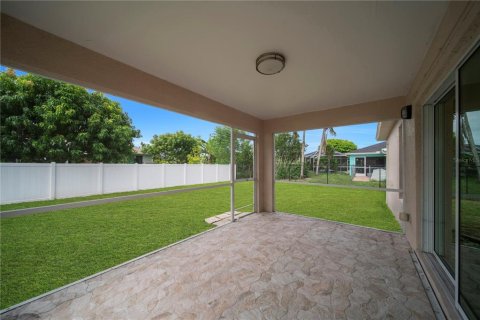 House in Cape Coral, Florida 4 bedrooms, 170.66 sq.m. № 2314111 - photo 4