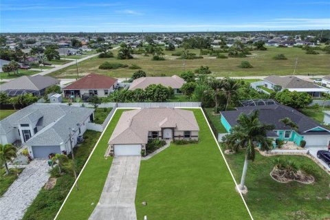 House in Cape Coral, Florida 4 bedrooms, 170.66 sq.m. № 2314111