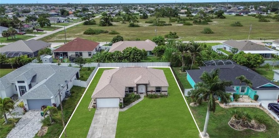 House in Cape Coral, Florida 4 bedrooms, 170.66 sq.m. № 2314111