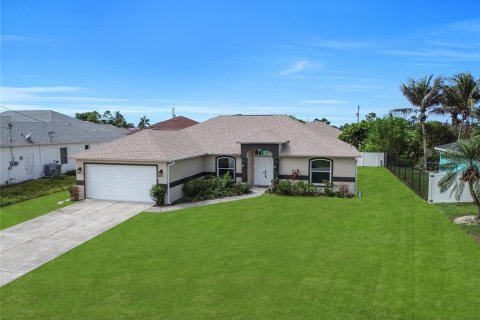House in Cape Coral, Florida 4 bedrooms, 170.66 sq.m. № 2314111 - photo 2
