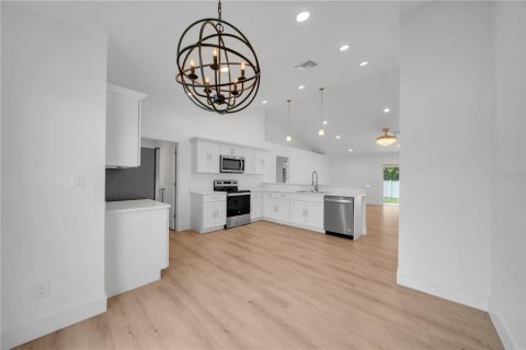 House in Cape Coral, Florida 4 bedrooms, 170.66 sq.m. № 2314111 - photo 12