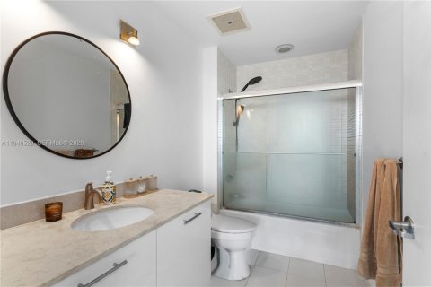 Condo in Miami, Florida, 1 bedroom  № 2009638 - photo 5