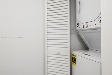 Condo in Miami, Florida, 1 bedroom  № 2009638 - photo 7