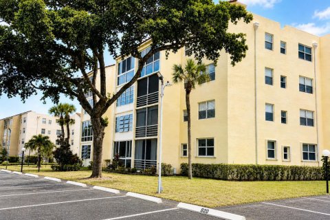 Condo in Lauderdale Lakes, Florida, 1 bedroom № 2183427