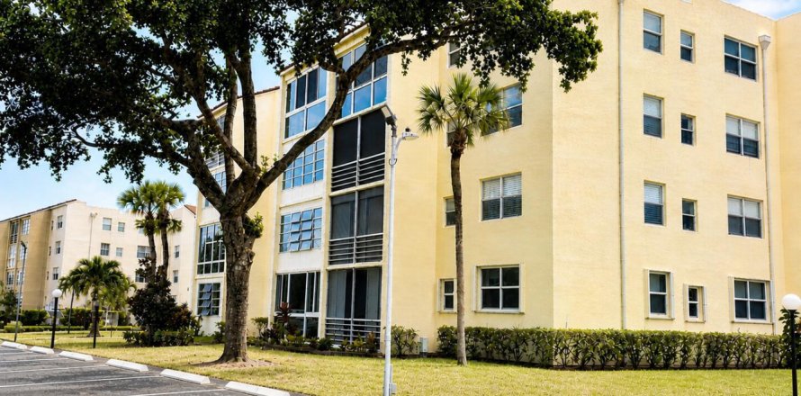 Condo in Lauderdale Lakes, Florida, 1 bedroom  № 2183427